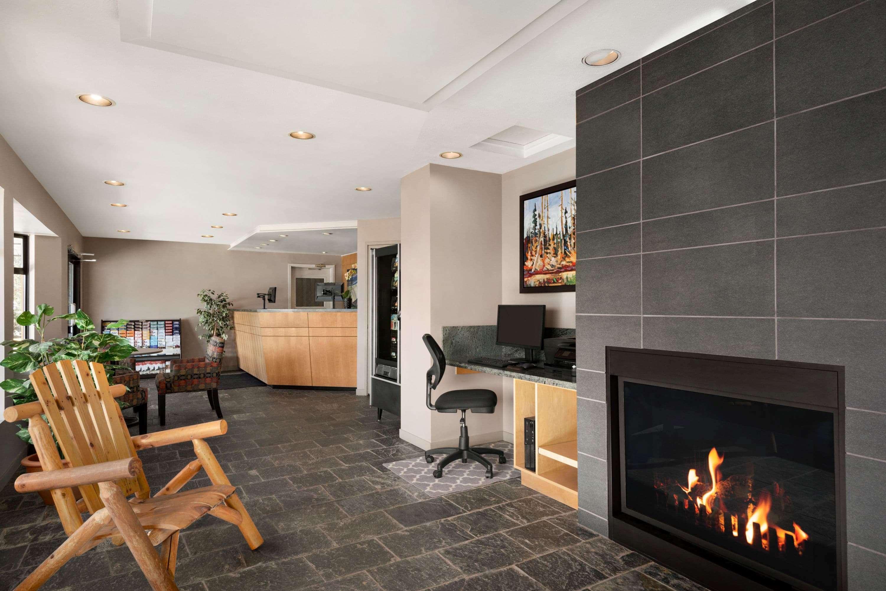Vista Lobby Travelodge by Wyndham Abbotsford Bakerview