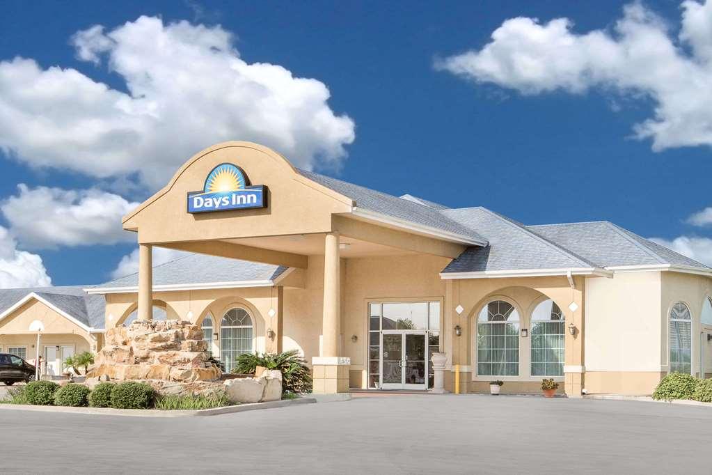 Vista Exterior Days Inn By Wyndham Robstown
