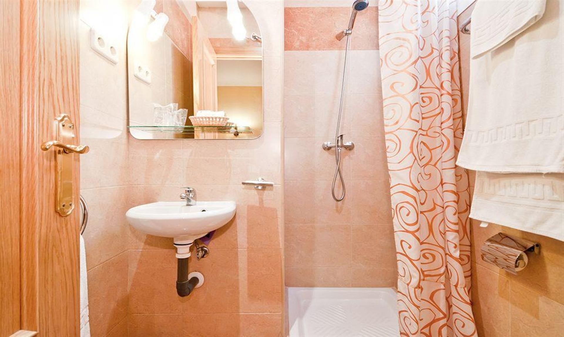 Equipamiento de Habitación Hostal Las Cortes