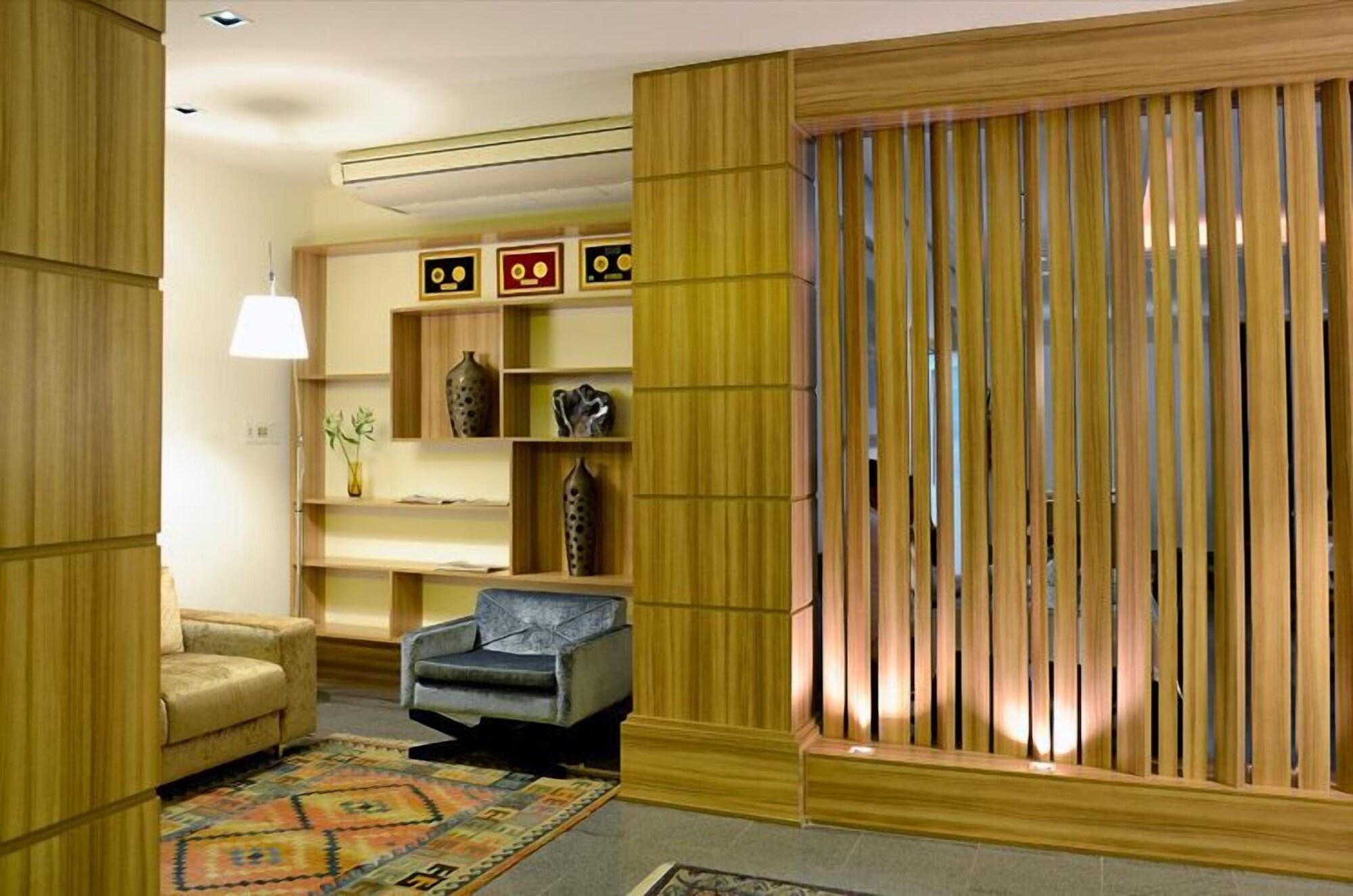 Vista Lobby Castel Plaza Hotel