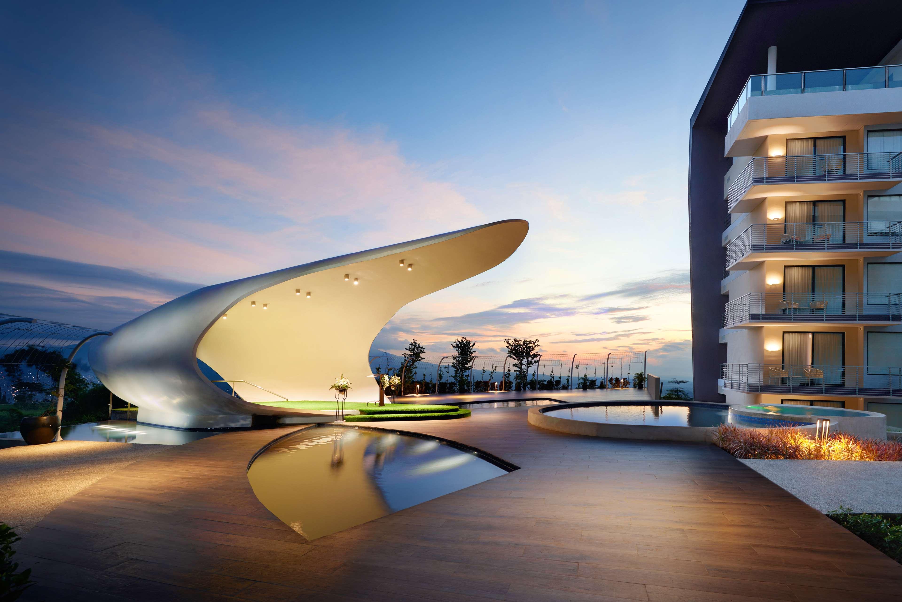 Vista Exterior Golden Tulip Holland Resort Batu