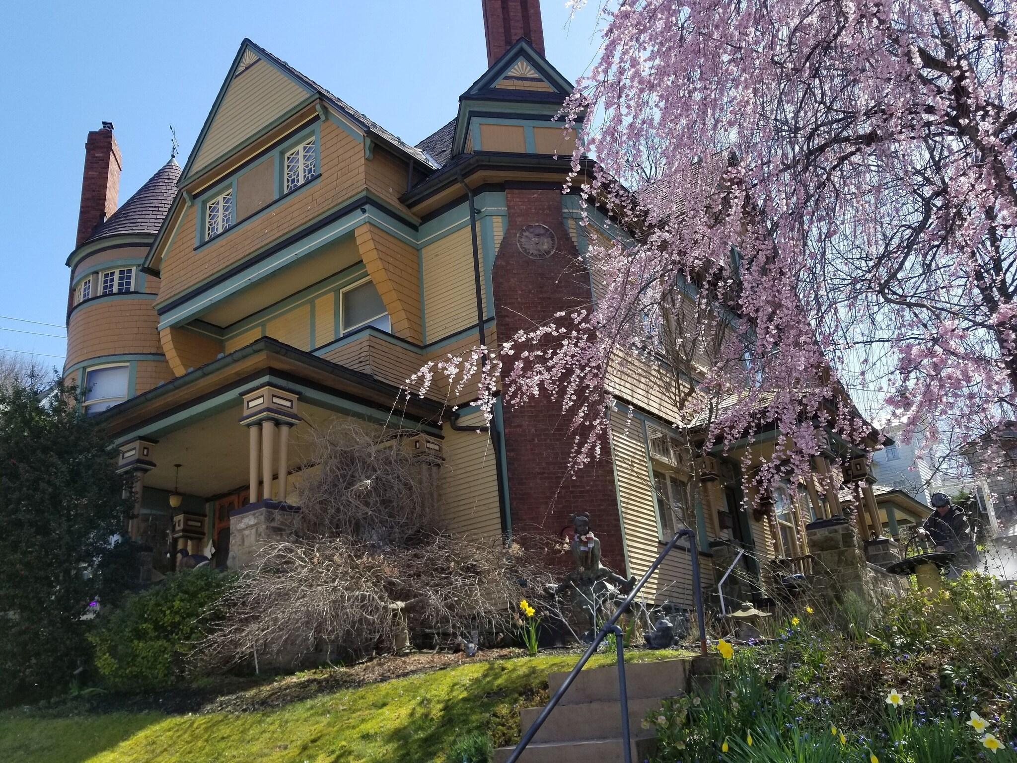 Vista Exterior The Queen, A Victorian Bed & Breakfast