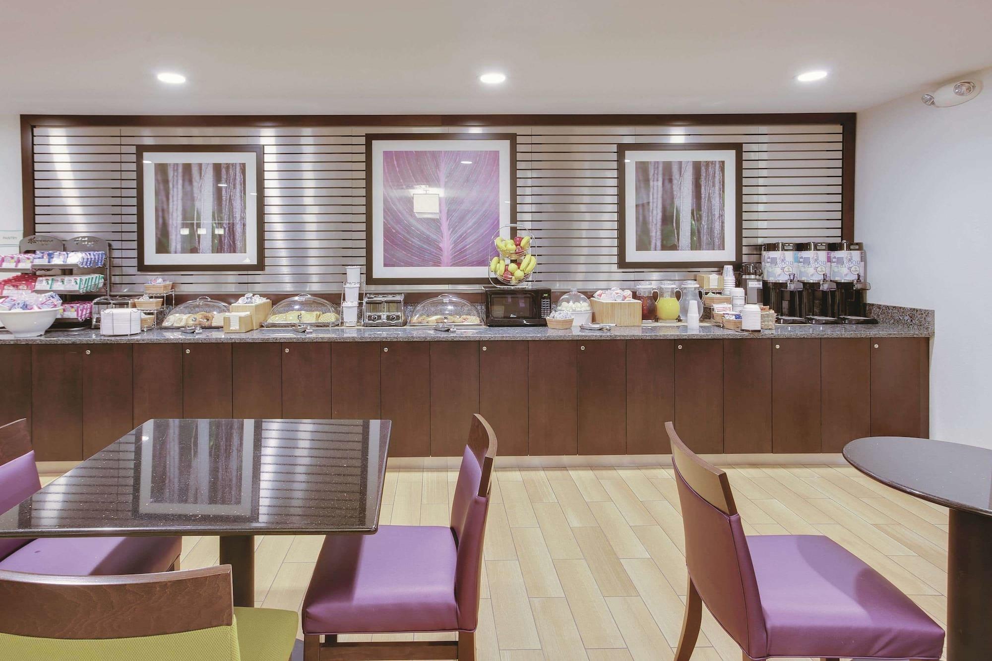 Restaurant La Quinta Inn & Suites by Wyndham Detroit Metro Airport