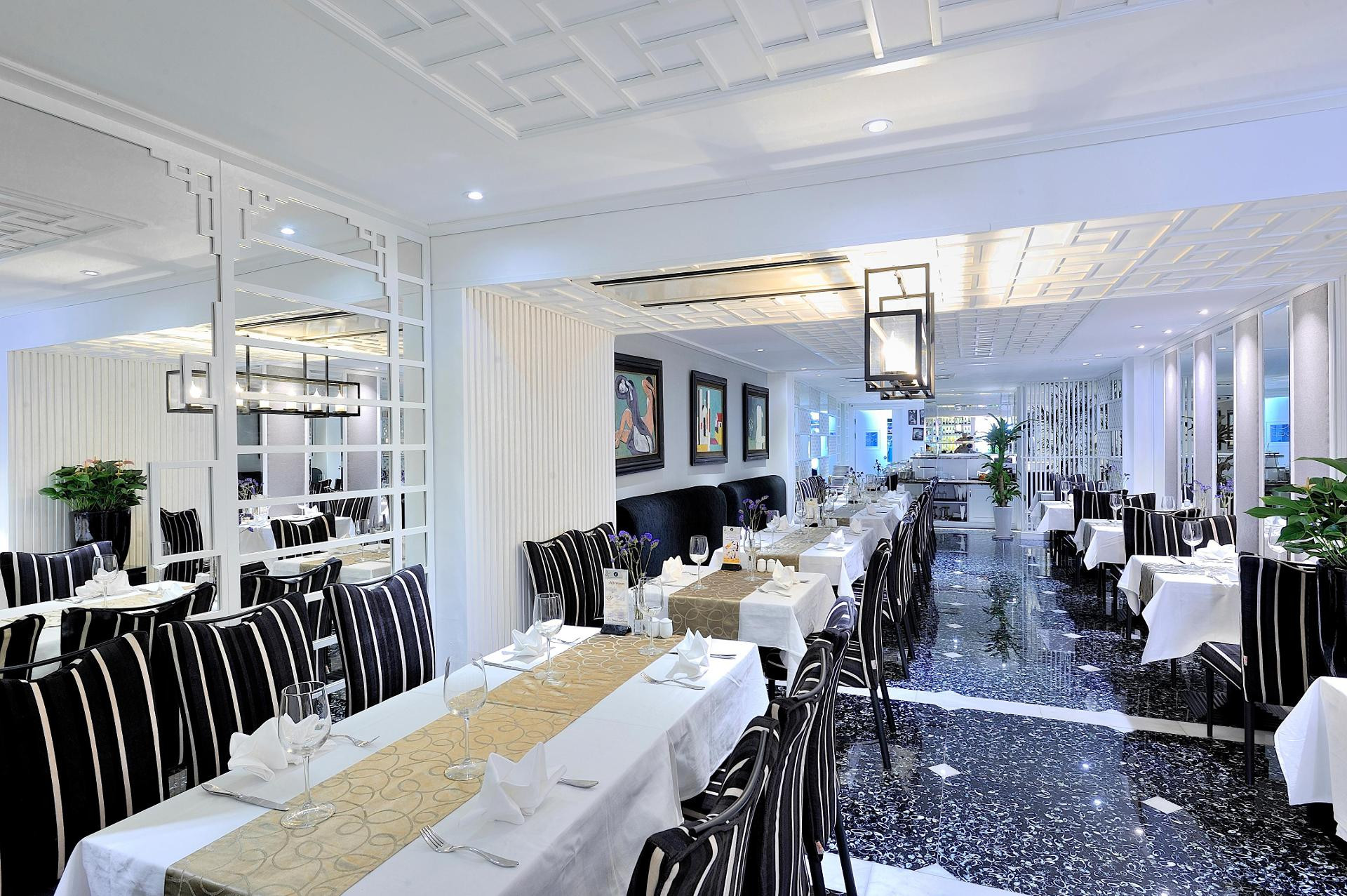 Restaurant Le Petit Prince lakeside Hotel & Rooftop Bar