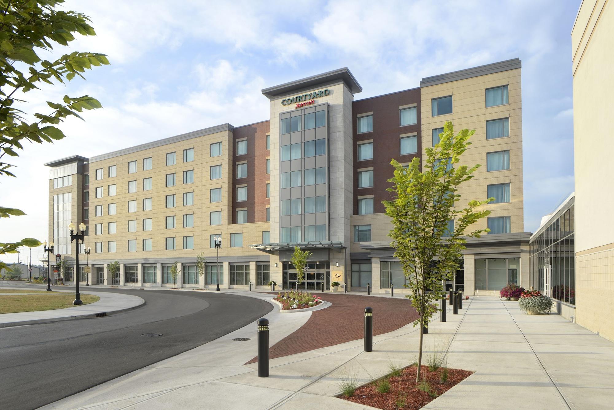 Vista Exterior Courtyard Muncie at Horizon Convention Center