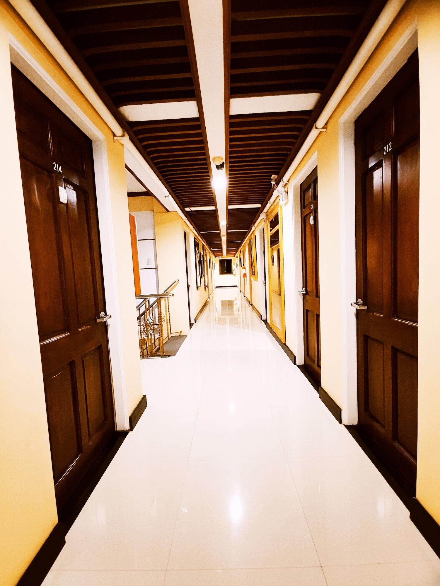 Varios Spring Plaza Hotel