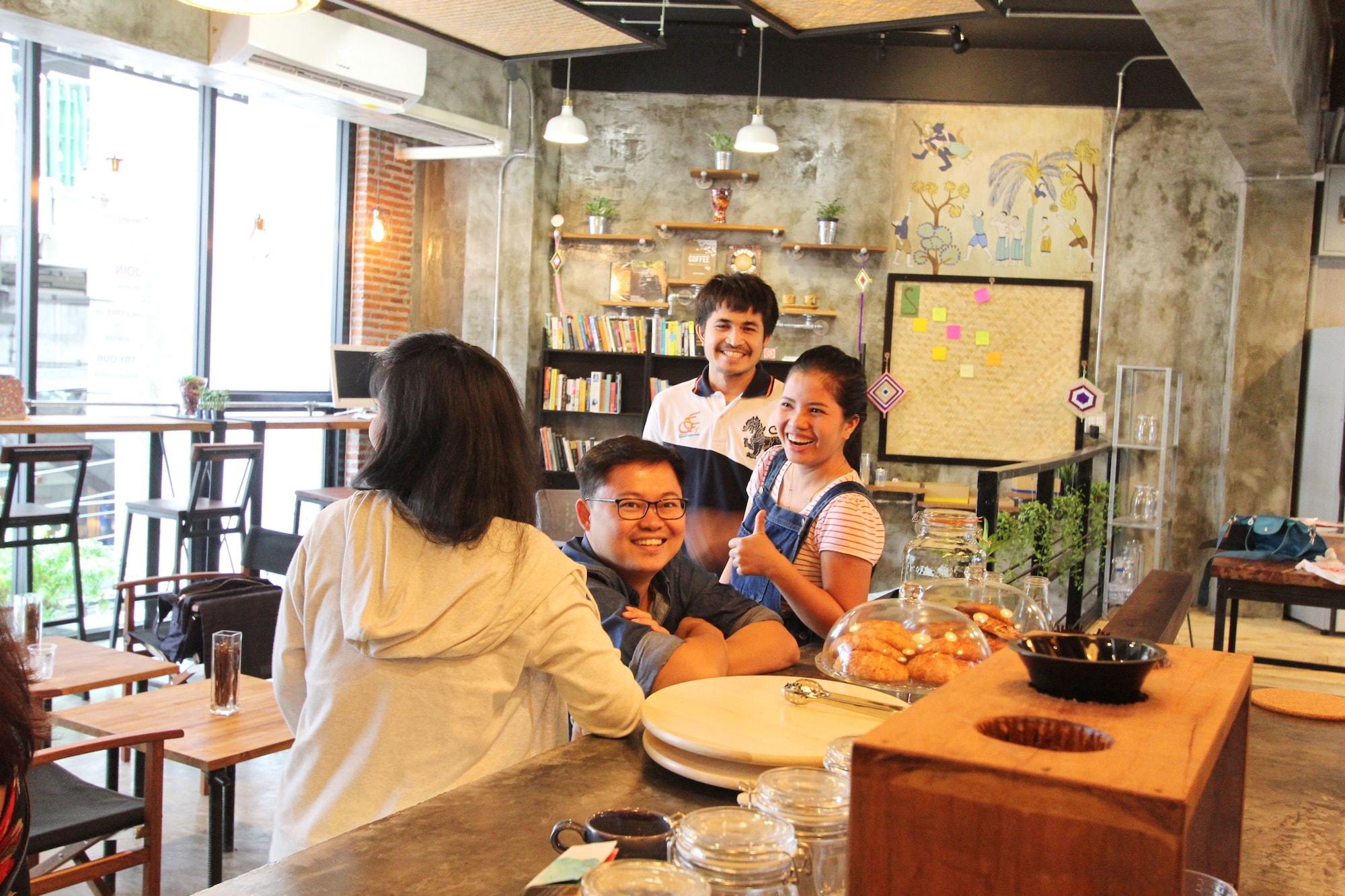 Bar/Salón Thonglor Travellers Hostel & Cafe