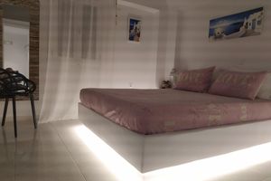 Alquiler Vacacional - JB VILLA Stunning Santorini Escape w/jacuzzi and enclosed garden