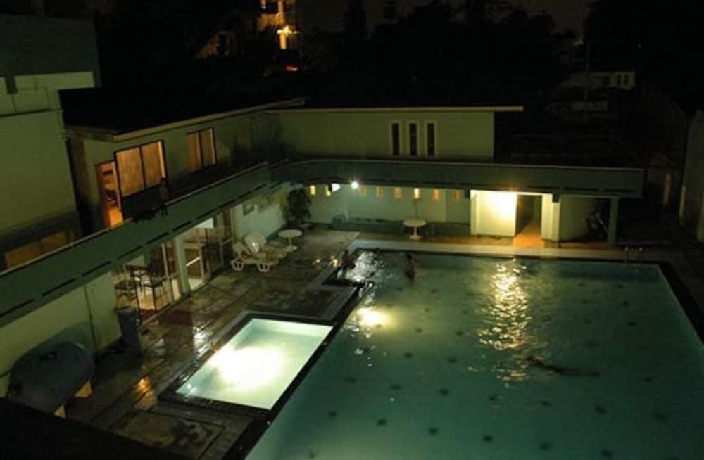 Vista Piscina Aubrona Hotel