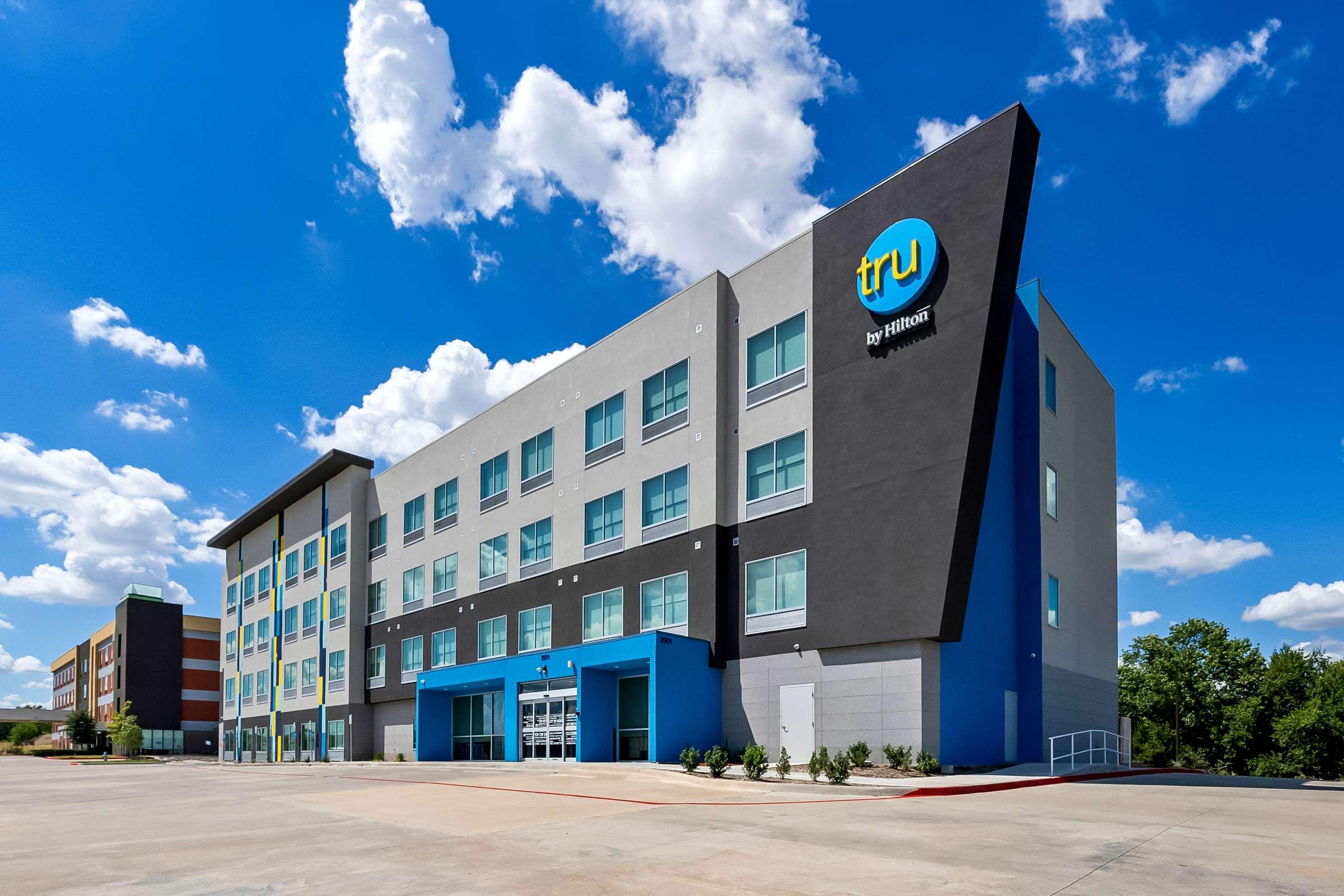 Vista Exterior Tru by Hilton Plano Hwy 75