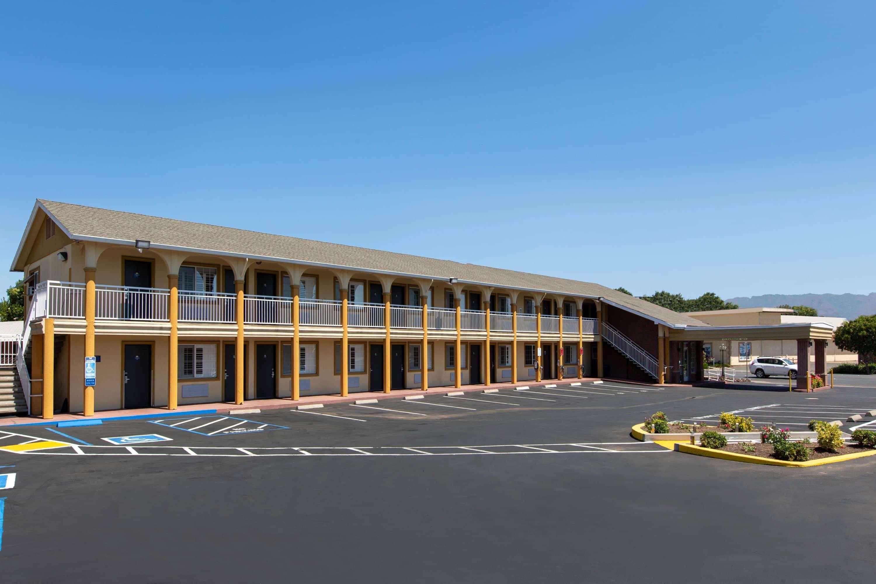 Vista Exterior Days Inn by Wyndham Ukiah