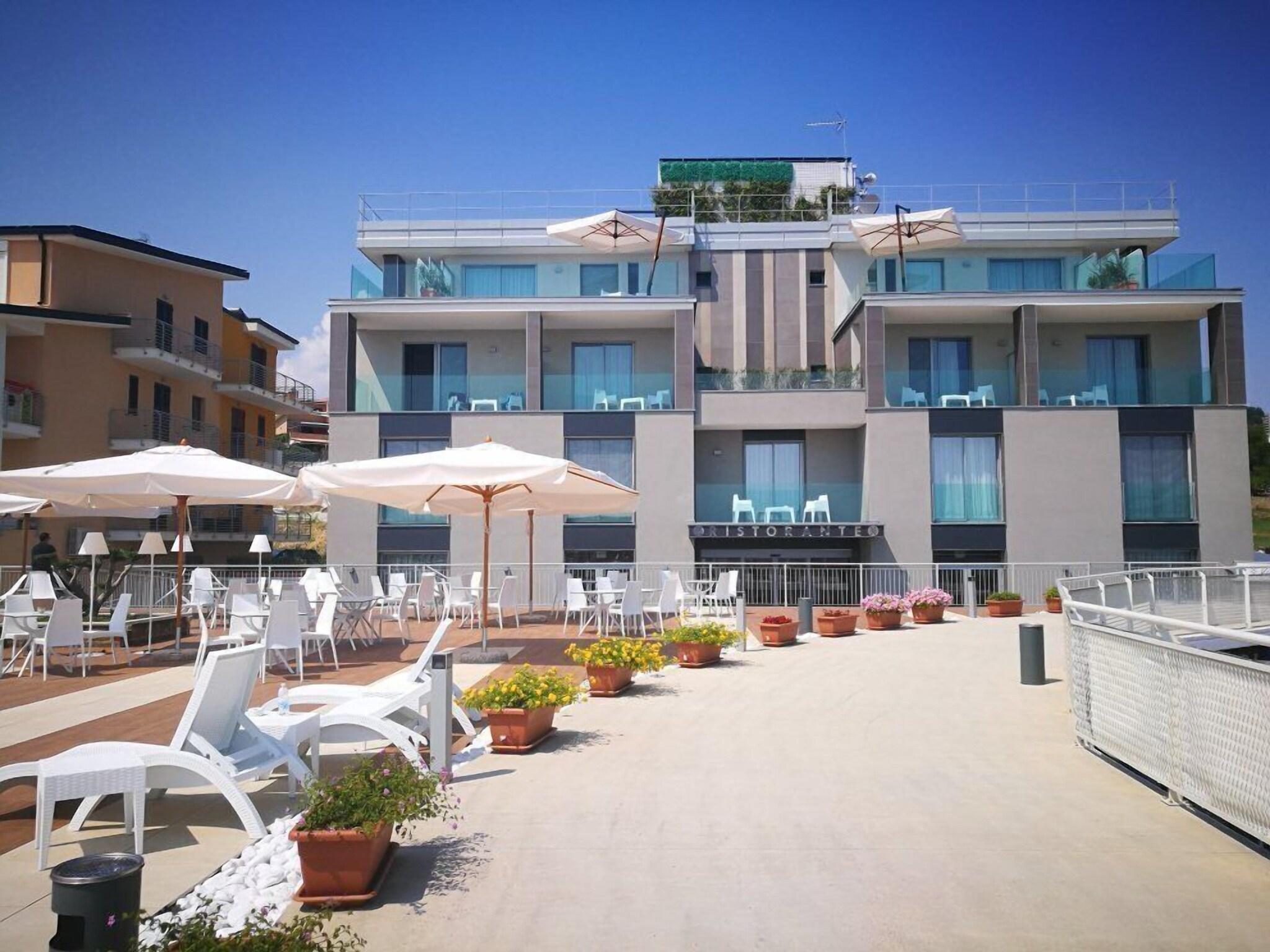 Vista Exterior Ambruosi Village Resort & Spa