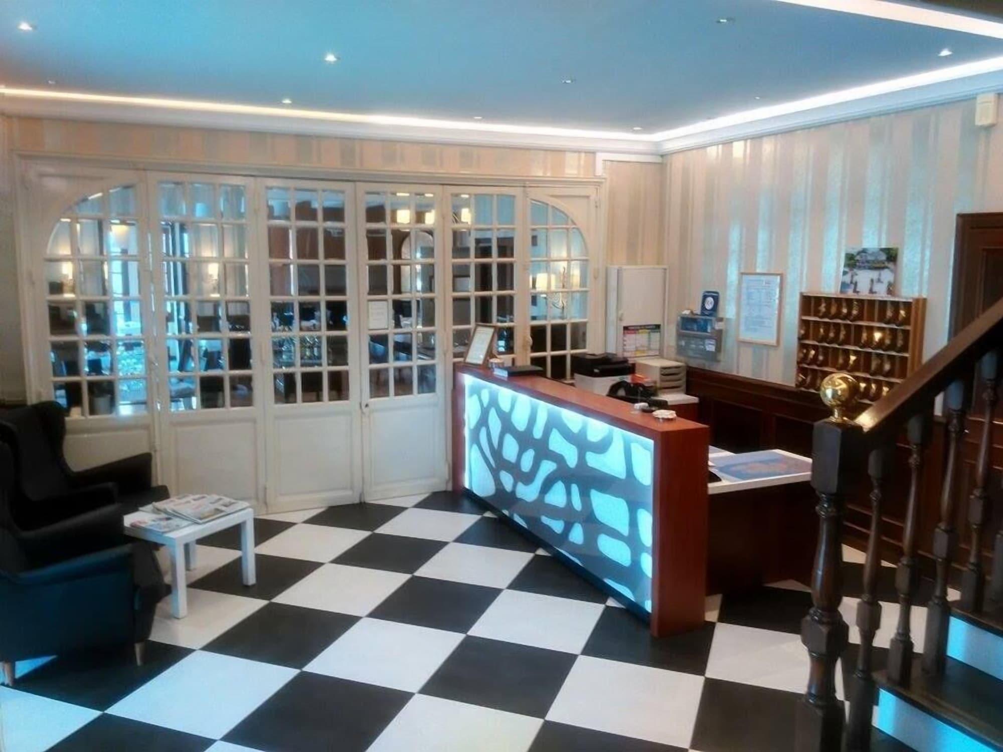 Vista Lobby Logis Hotel du Chateau