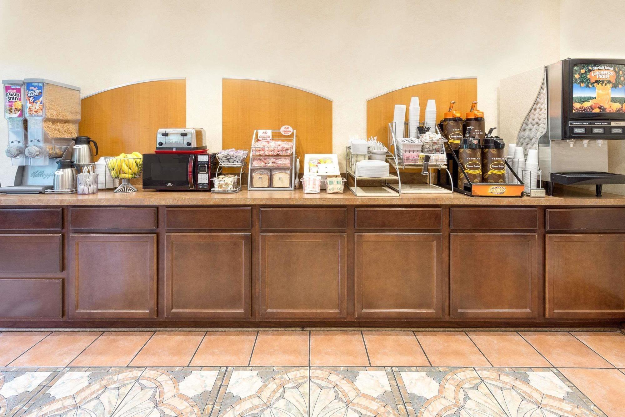 Comodidades del Alojamiento Super 8 by Wyndham Freeport