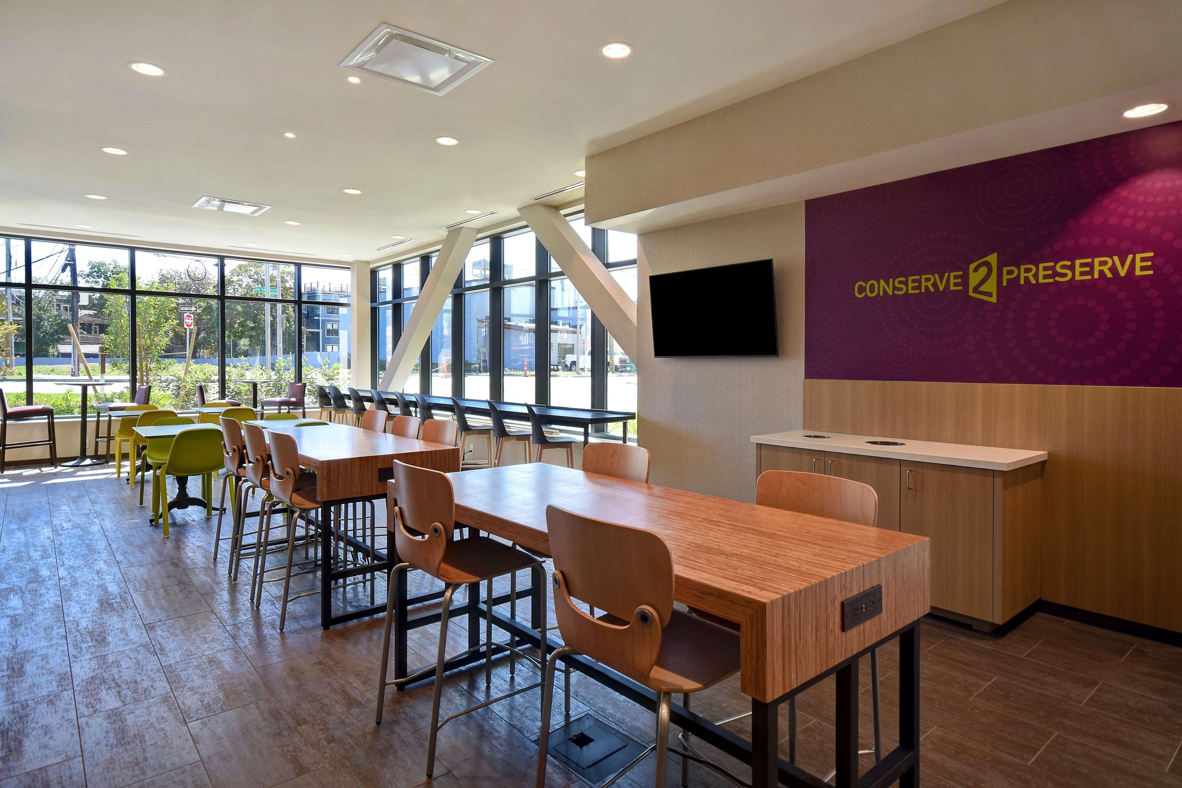Restaurant Home2 Suites by Hilton Boston South Bay