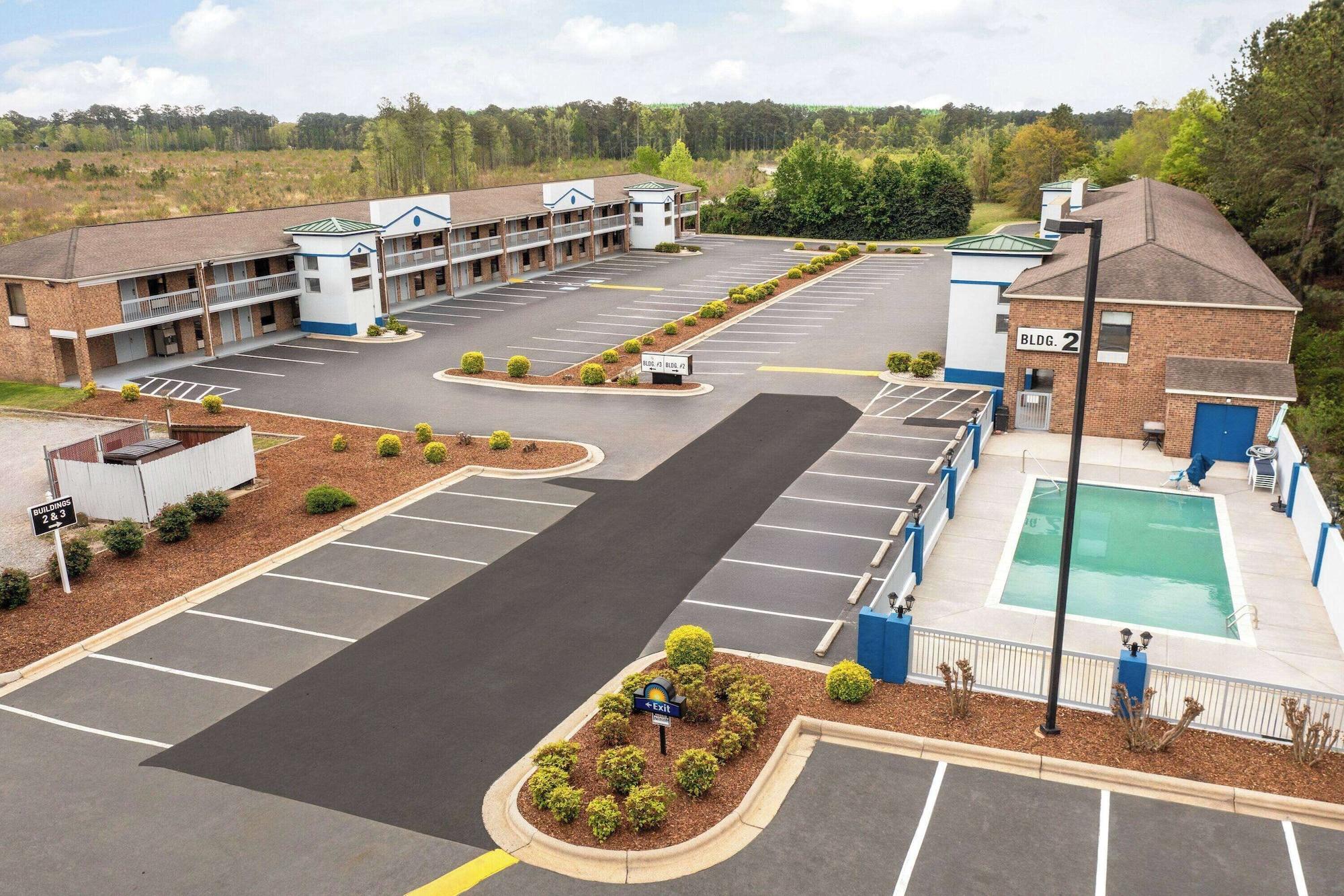 Vista Exterior Days Inn by Wyndham Weldon/Roanoke Rapids
