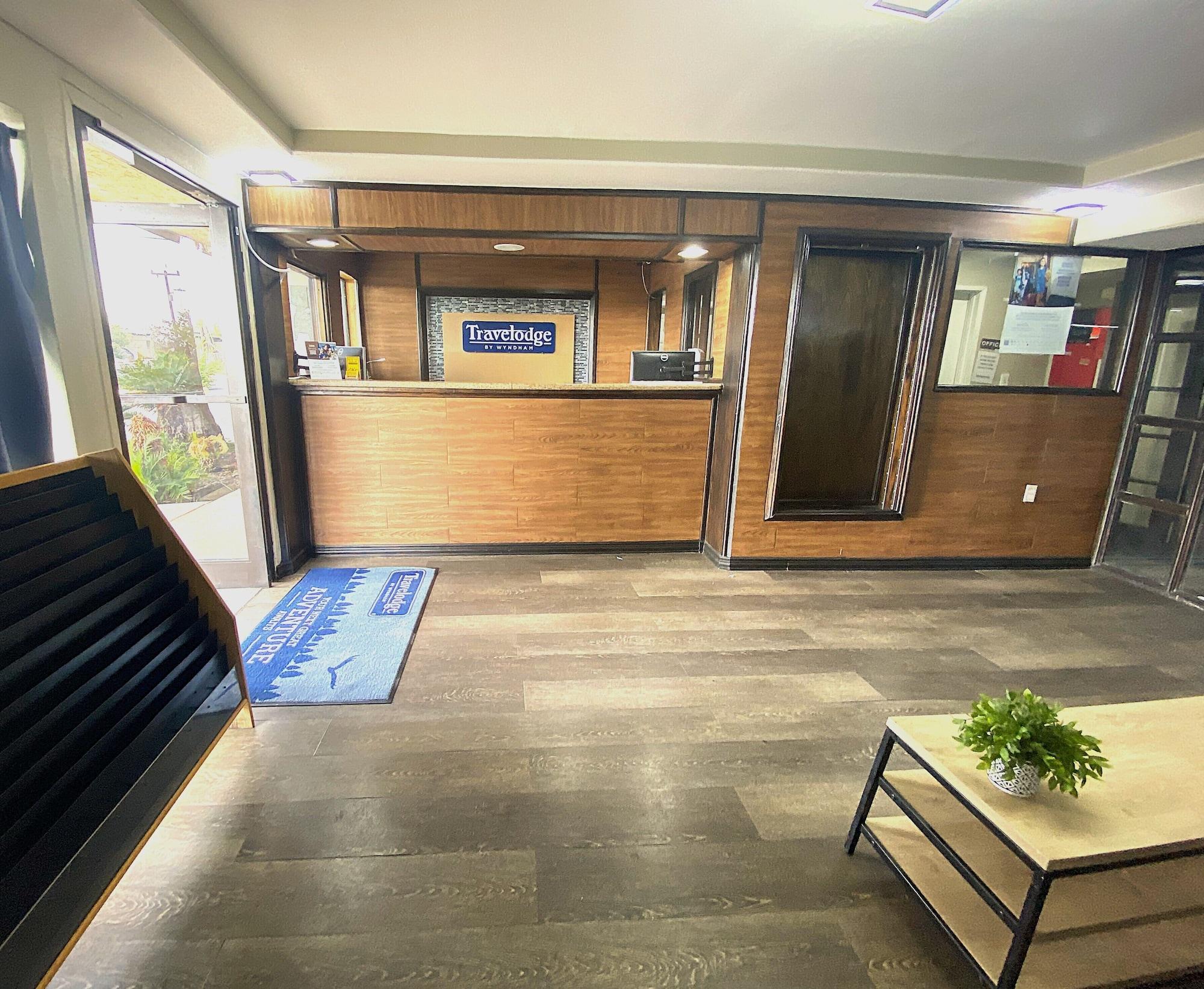 Vista Lobby Travelodge by Wyndham San Antonio Lackland AFB North