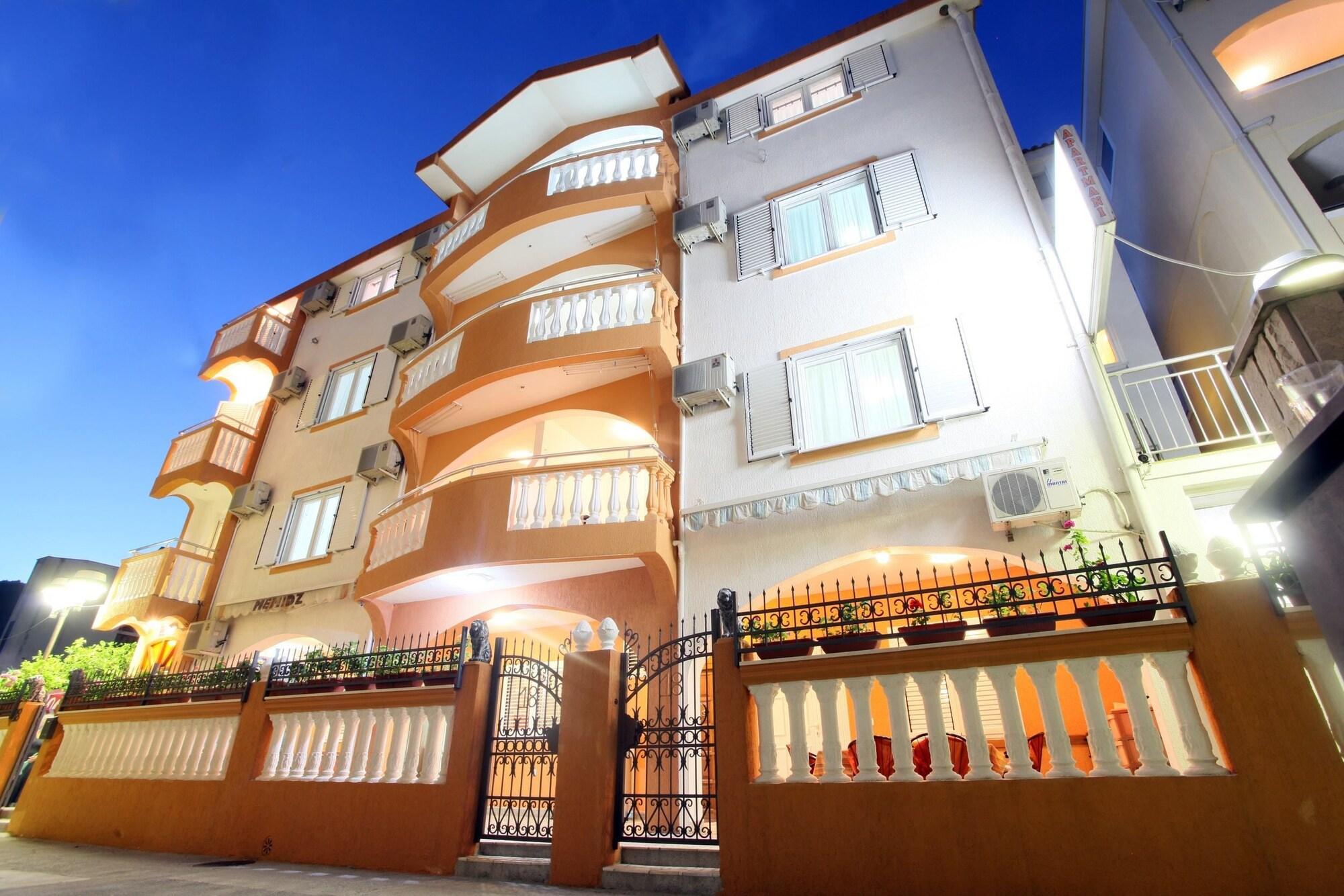 Varios Apartments Memidz