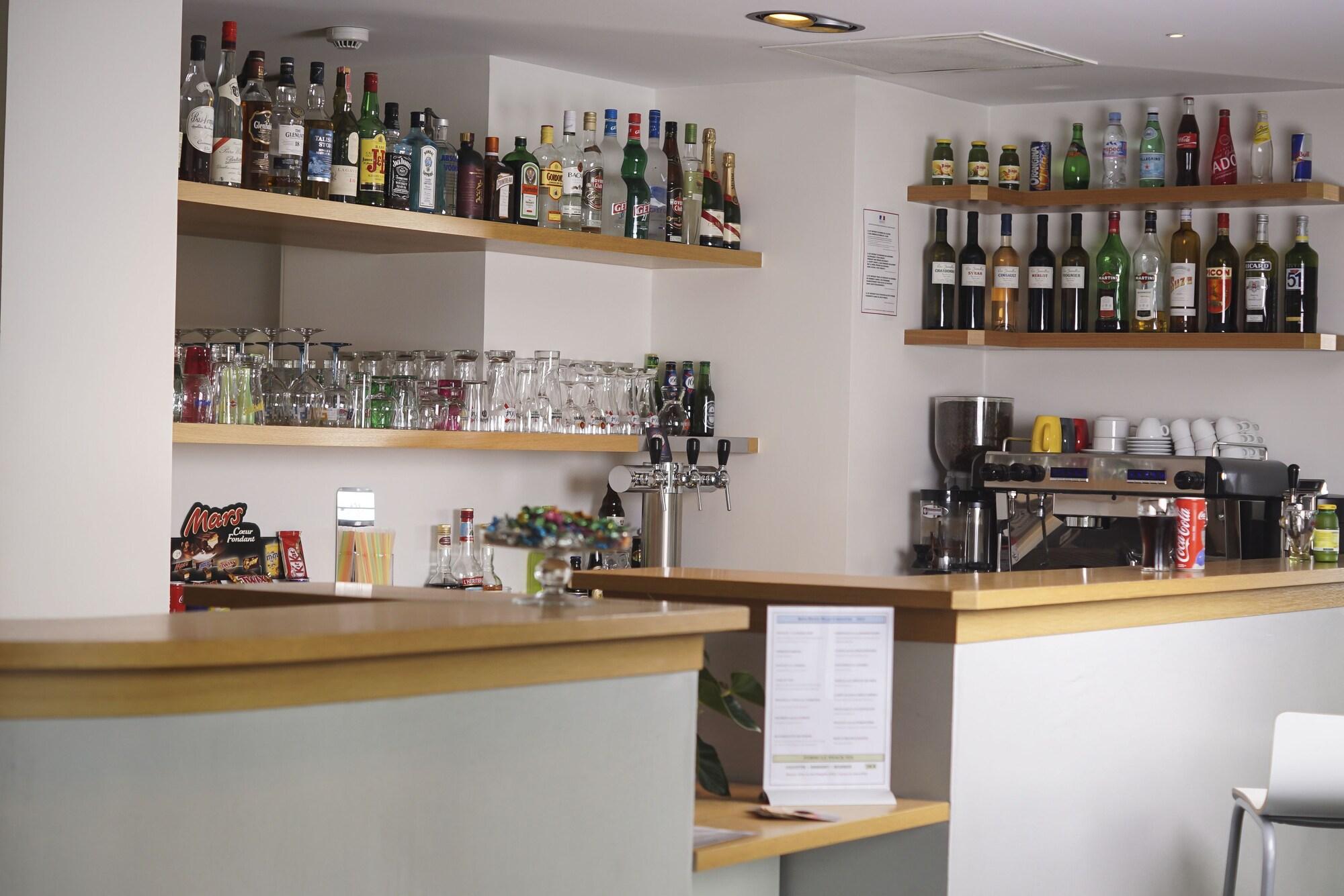 Bar/Salón H24 HOTEL Le Mans