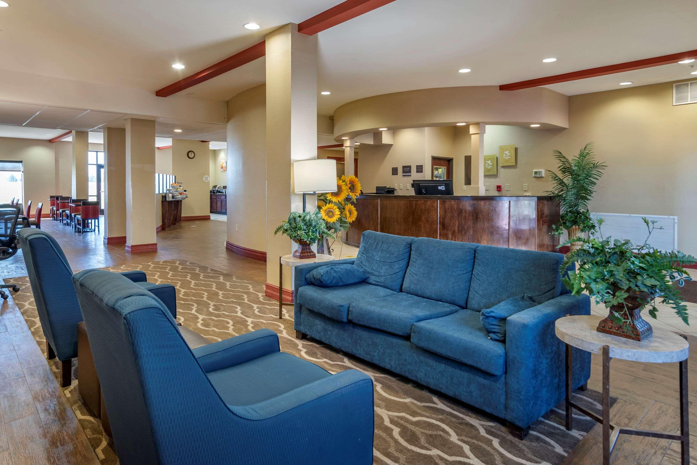 Vista Lobby Comfort Suites Airport South