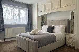 Alquiler Vacacional - Luxe 5 Bed Bungalow In Snodland, Medway. Kent
10 Cooper Road, Kent, ME6 5JH, UK.