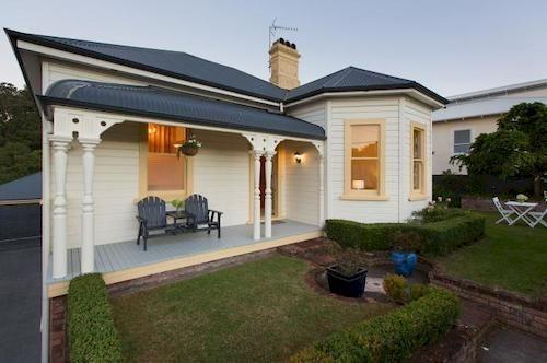 Varios Hosking House