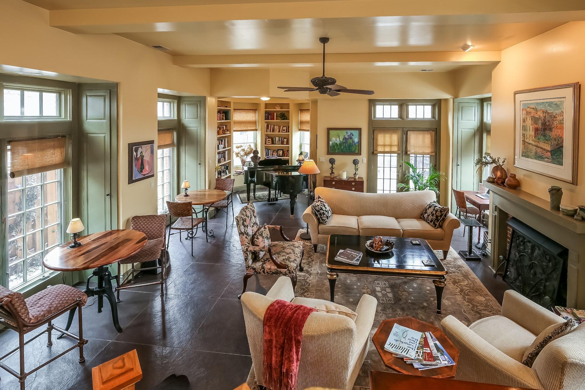 Varios Harvey House Bed & Breakfast