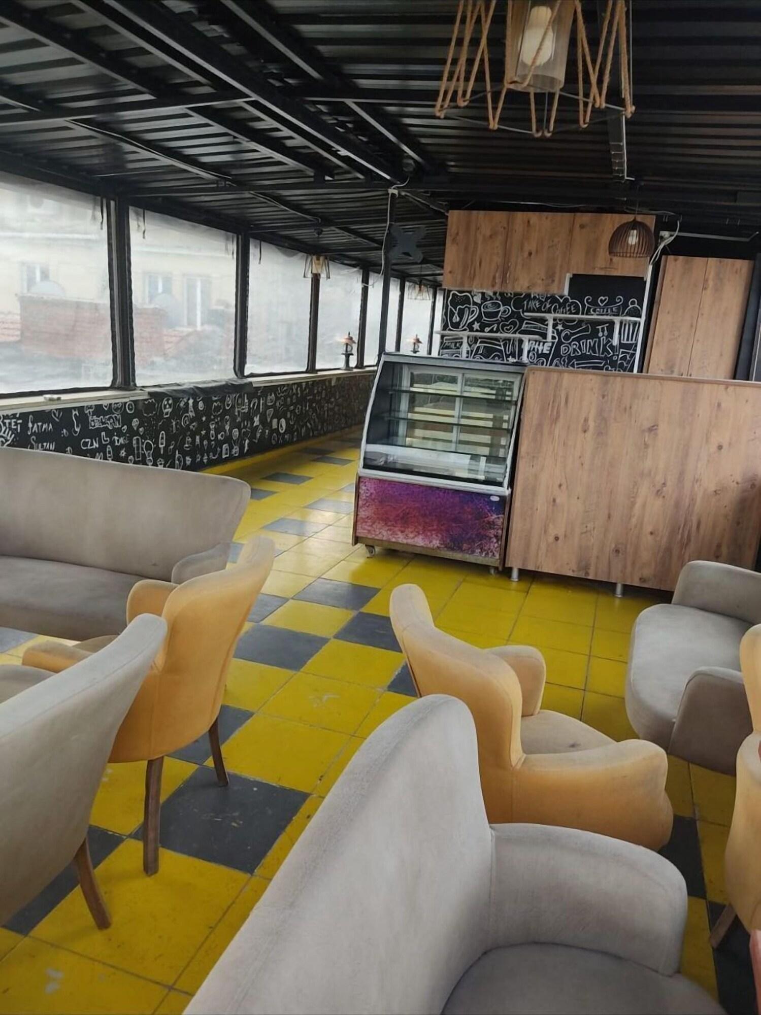 Restaurant Zero Suit & Hotel