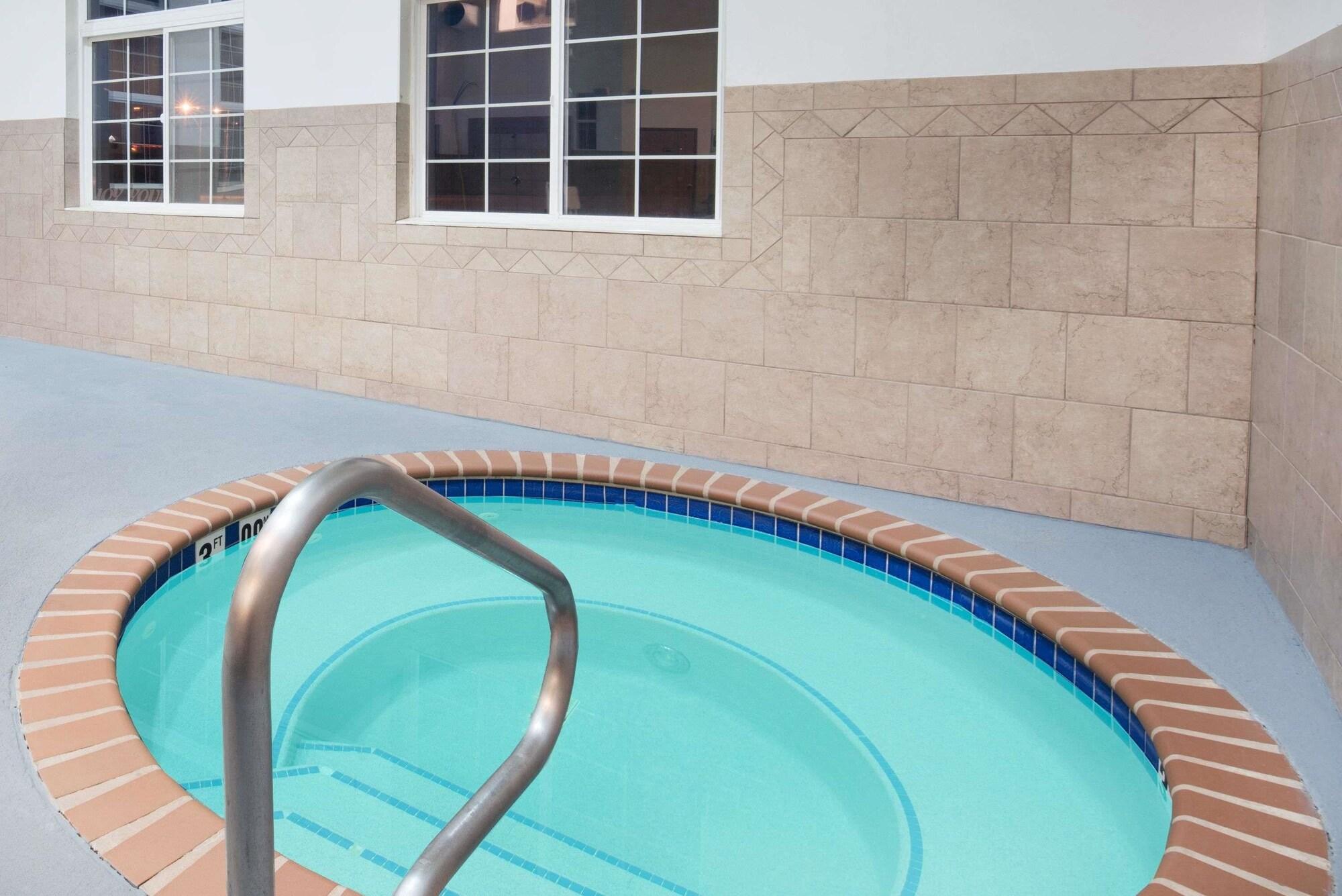 Spa Howard Johnson Hotel & Suites by Wyndham Oacoma