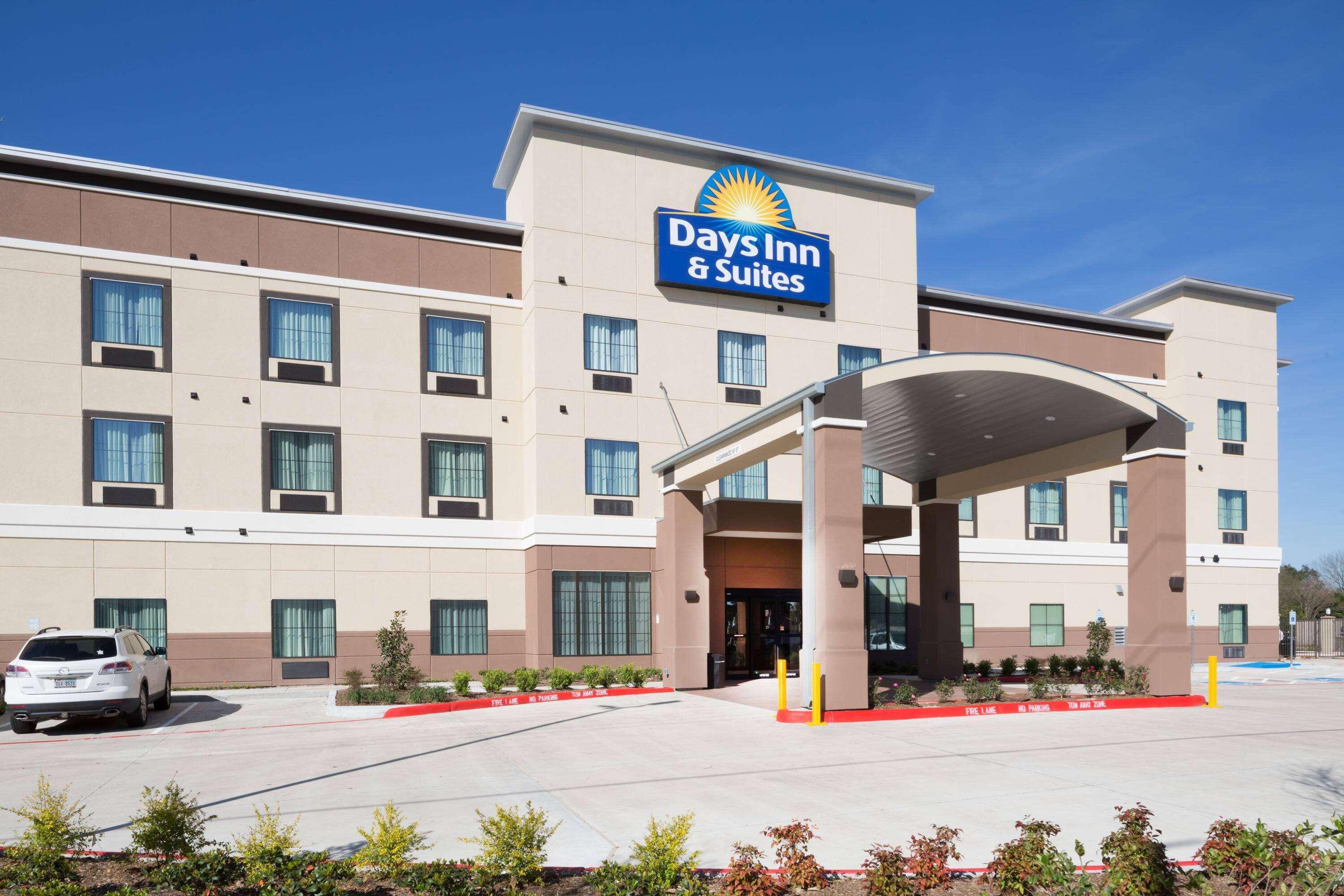 Vista Exterior Days Inn & Suites by Wyndham Houston NW Cypress