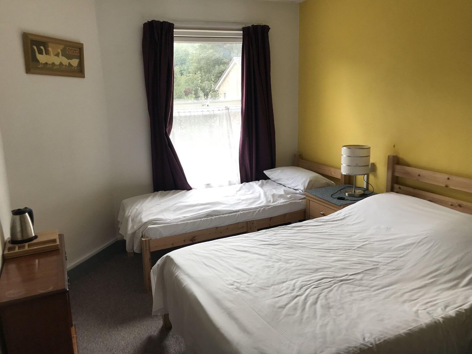 Varios Harlow International Hostel