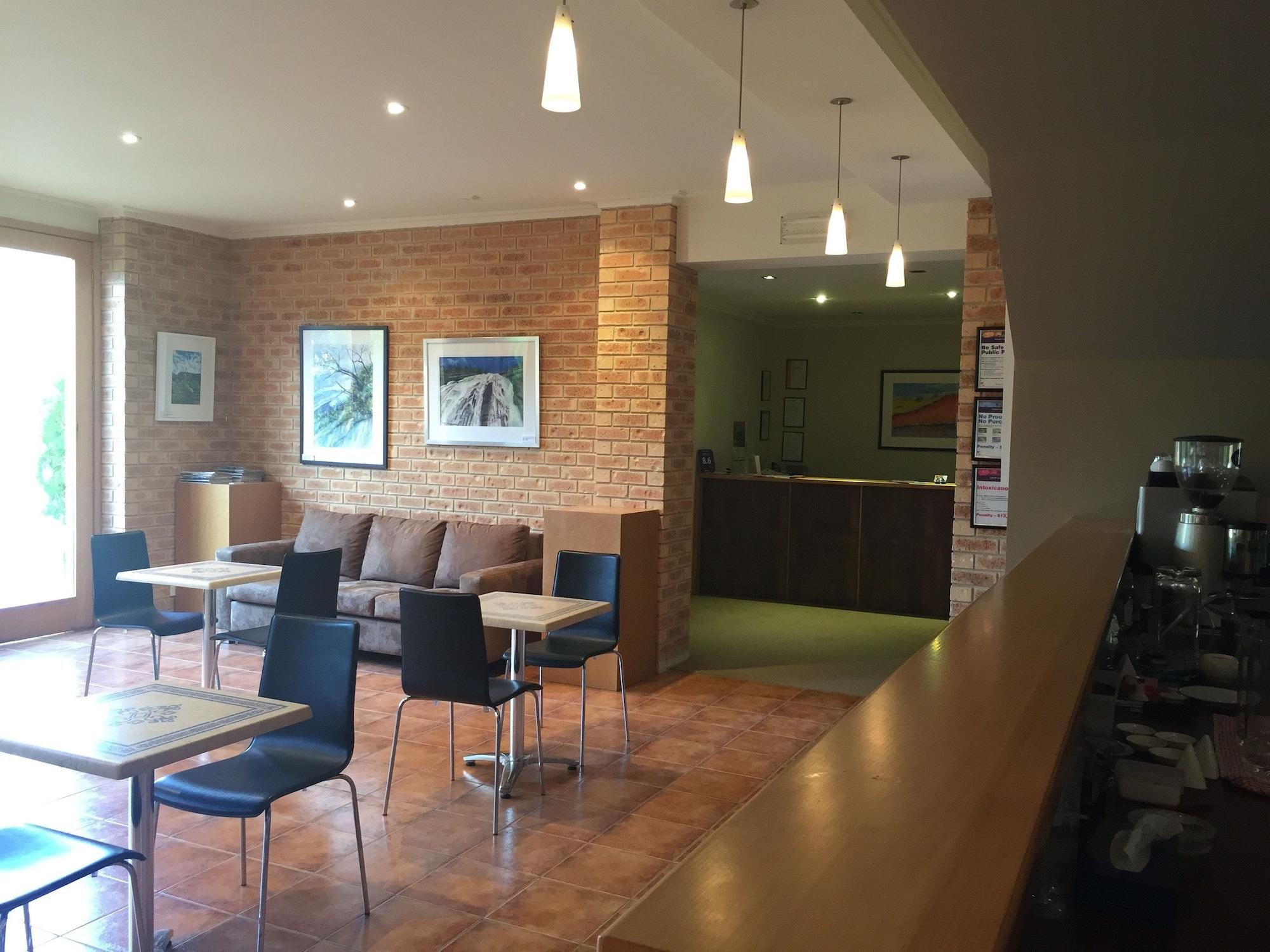 Restaurant Bright on Track