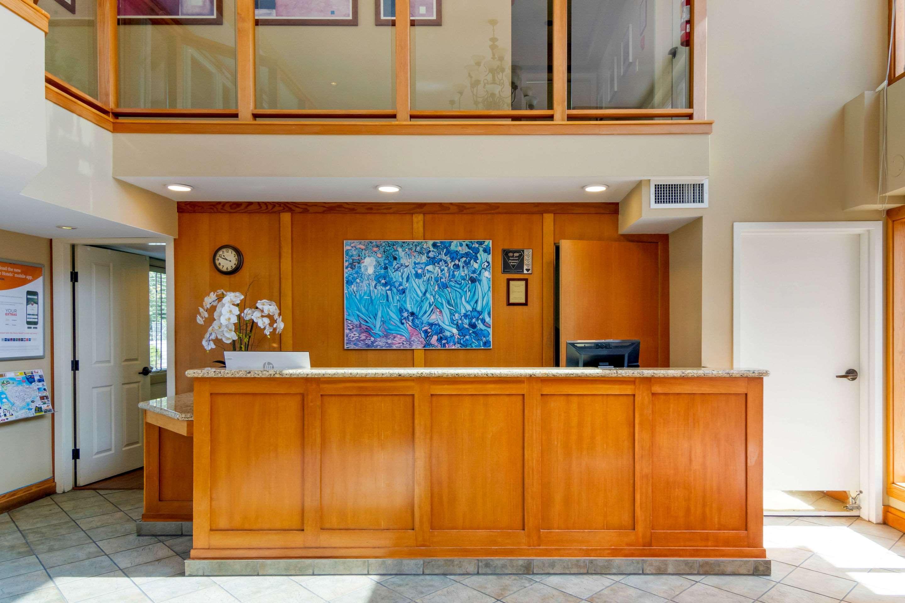 Vista Lobby Econo Lodge Inn & Suites N. Vancouver