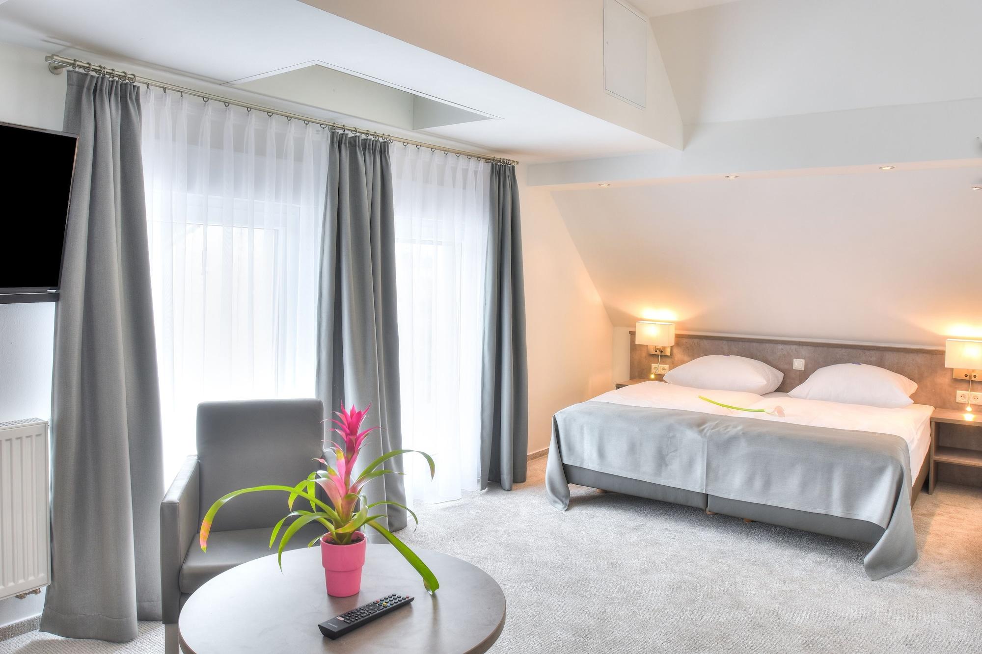 Varios Fast Lane Hotel