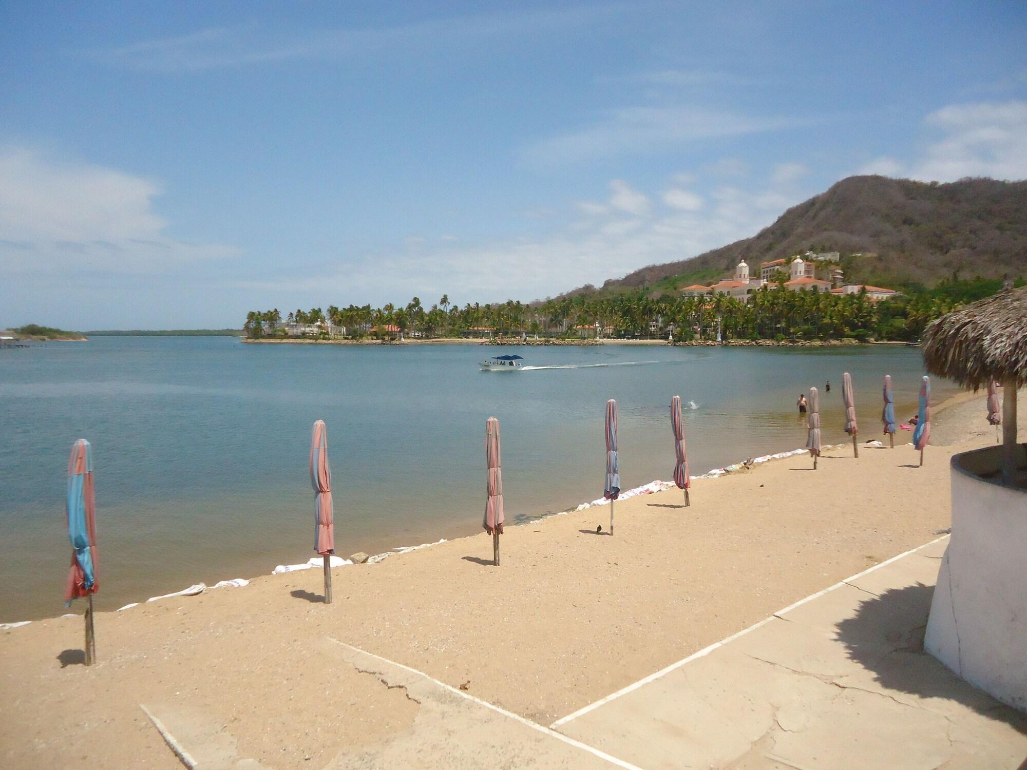 Playa Casa Mexicana Barra de Navidad