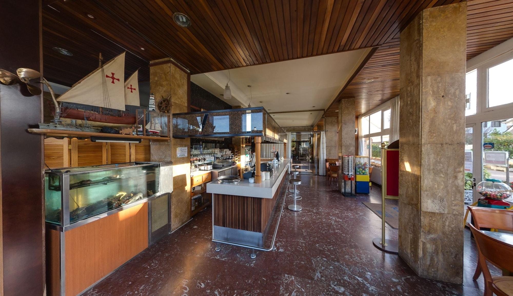 Bar/Salón Cosmopol
