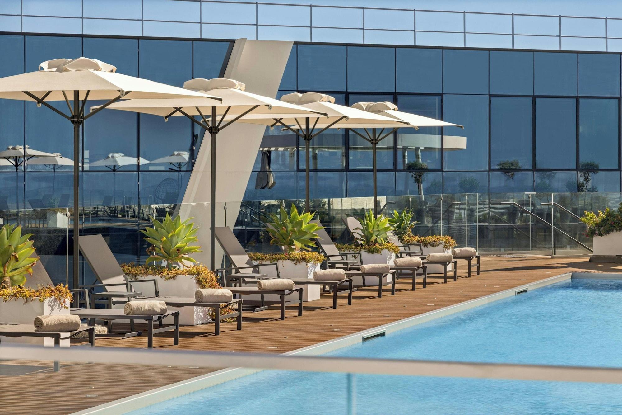 Vista da piscina Sheraton Nice