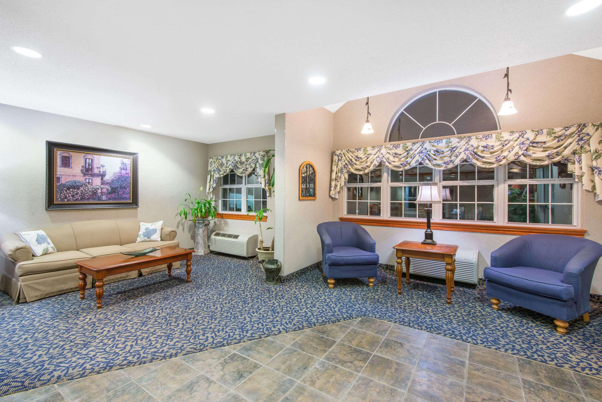Vista Lobby Microtel Inn & Suites by Wyndham Hazelton/Bruceton Mills