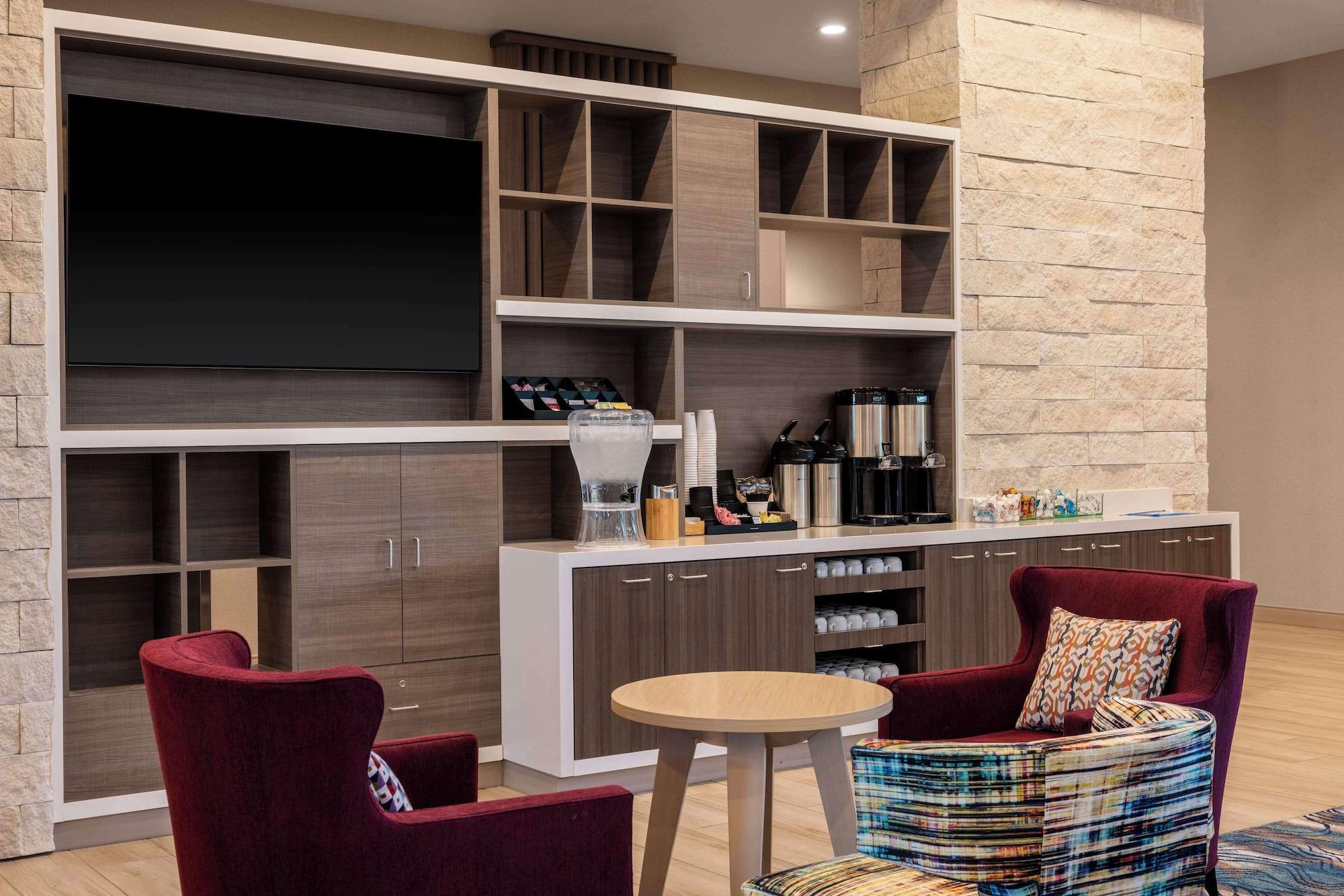 Restaurant Home2 Suites by Hilton at the Dunes on Monterey Bay