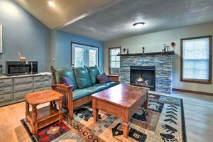 Alquiler Vacacional - Mountain Retreat w/ Hot Tub: Close to Trails!