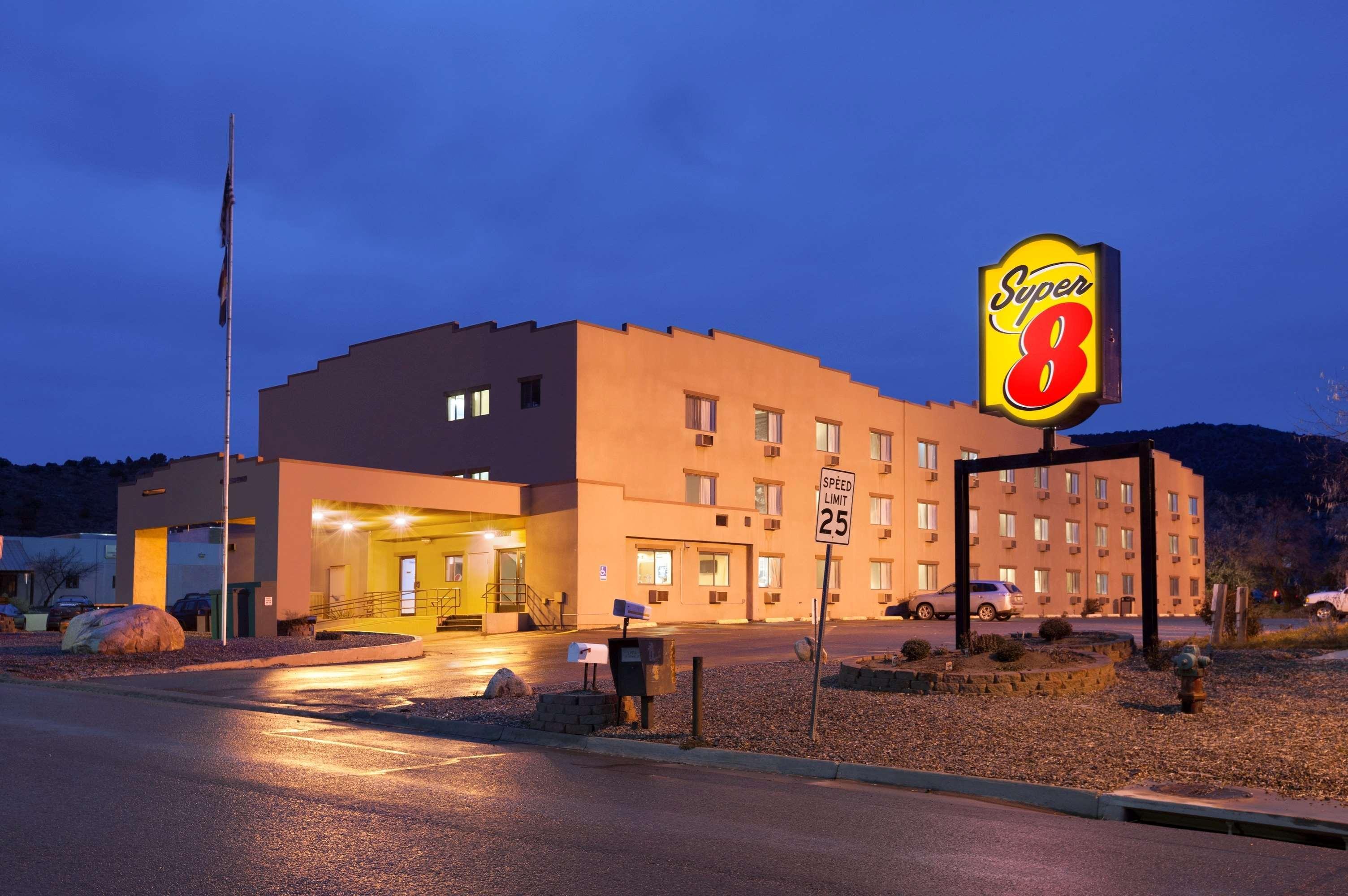 Vista Exterior Super 8 by Wyndham Durango