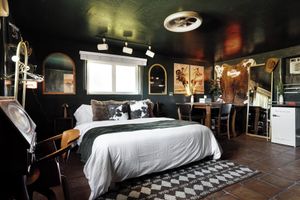 Alquiler Vacacional - The Cowboy Club, a Moody Western Hideout in the Desert.