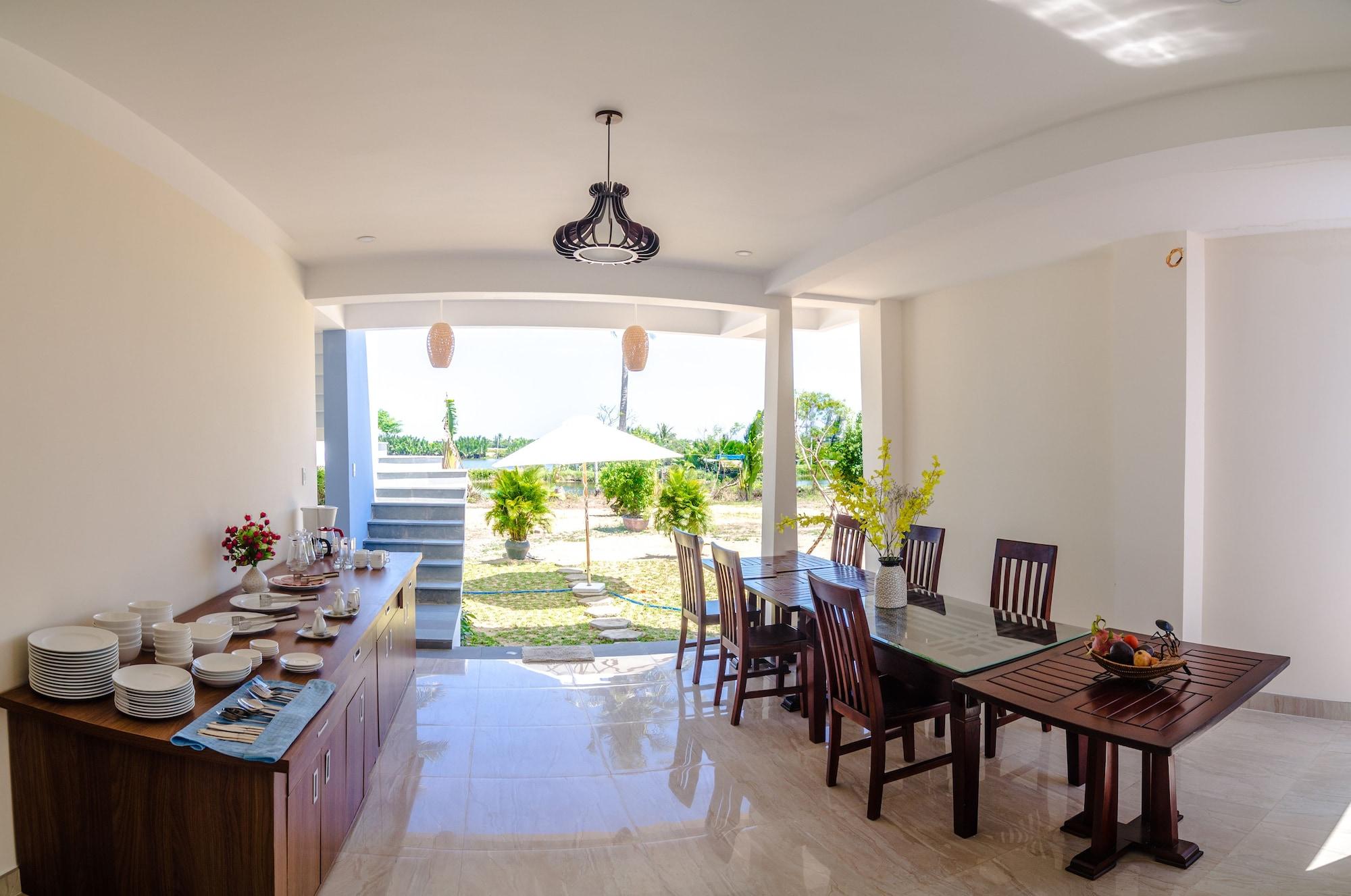 Restaurant The Moon River Homestay & Villa