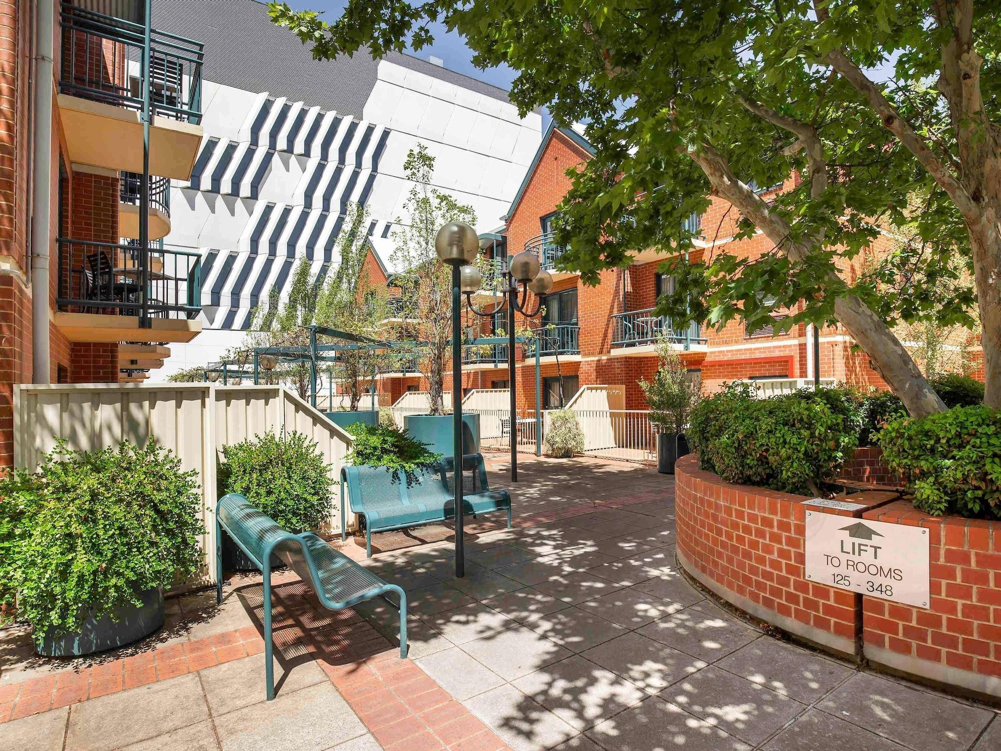 Varios BreakFree Adelaide