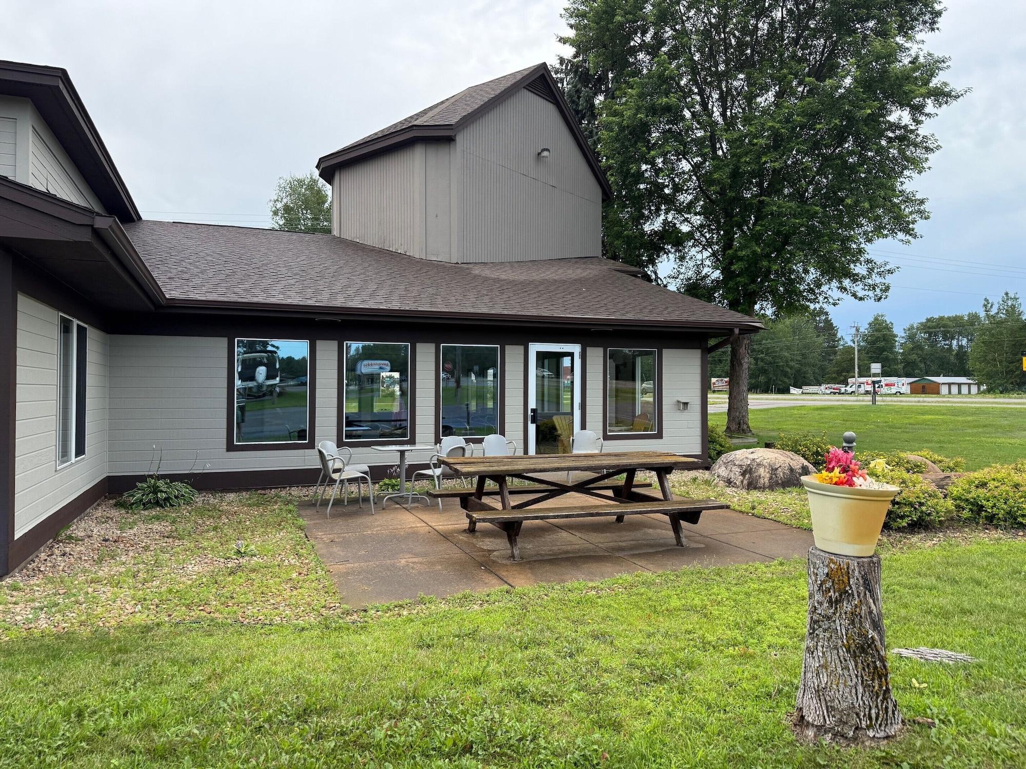 Vista Exterior Nisswa Hotel and Suites