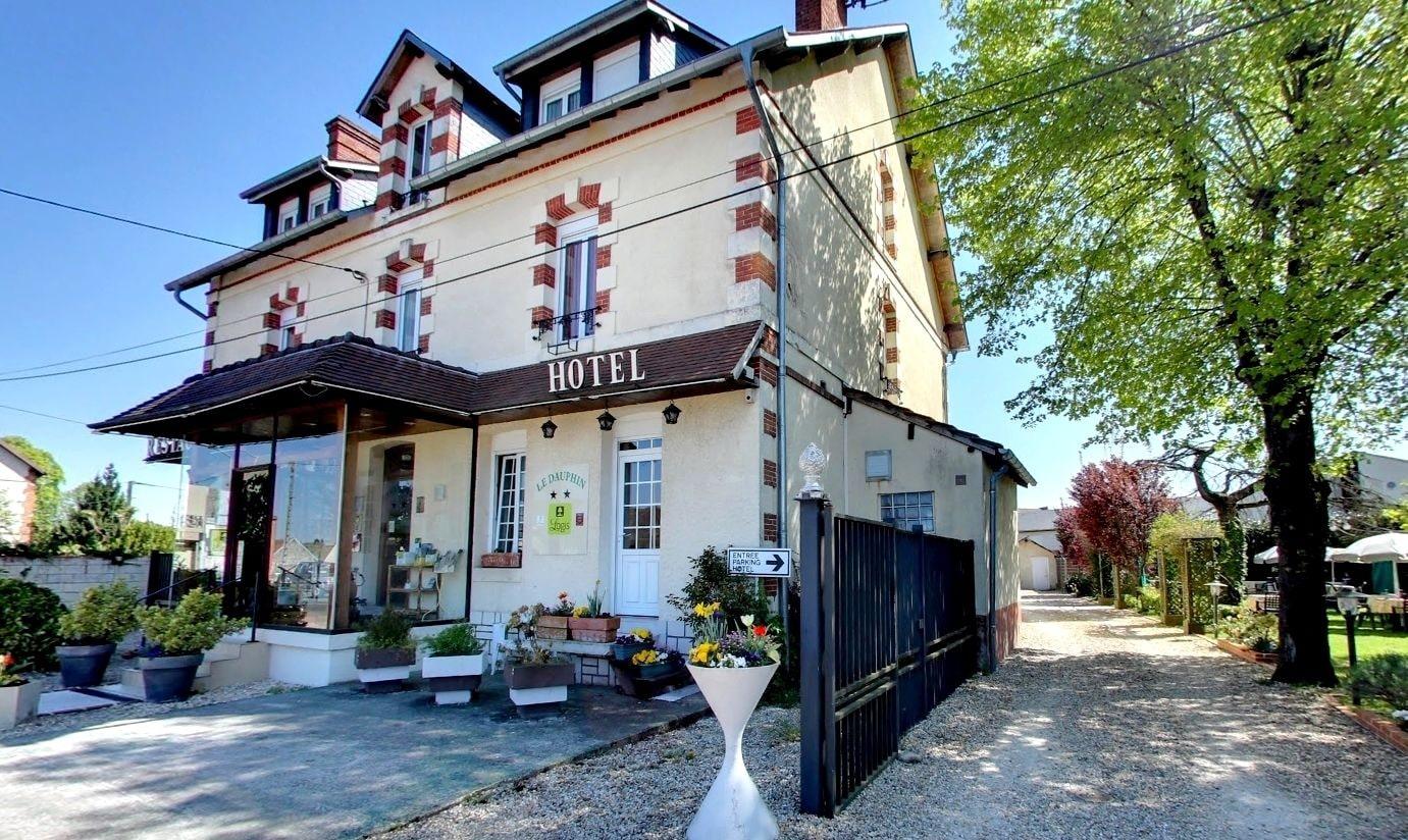 Varios Logis Hôtel du Dauphin