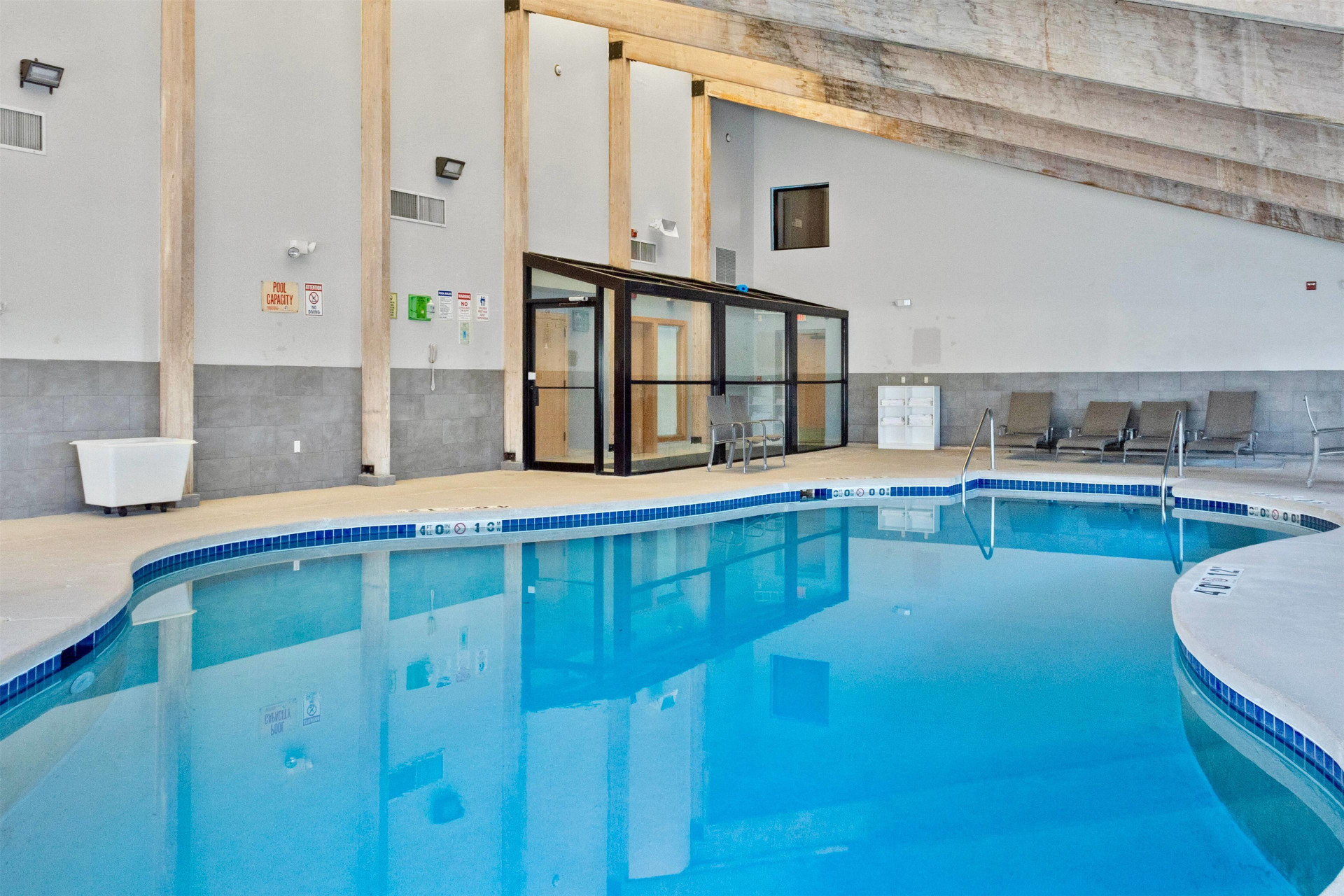 Vista Piscina AmericInn by Wyndham Beloit