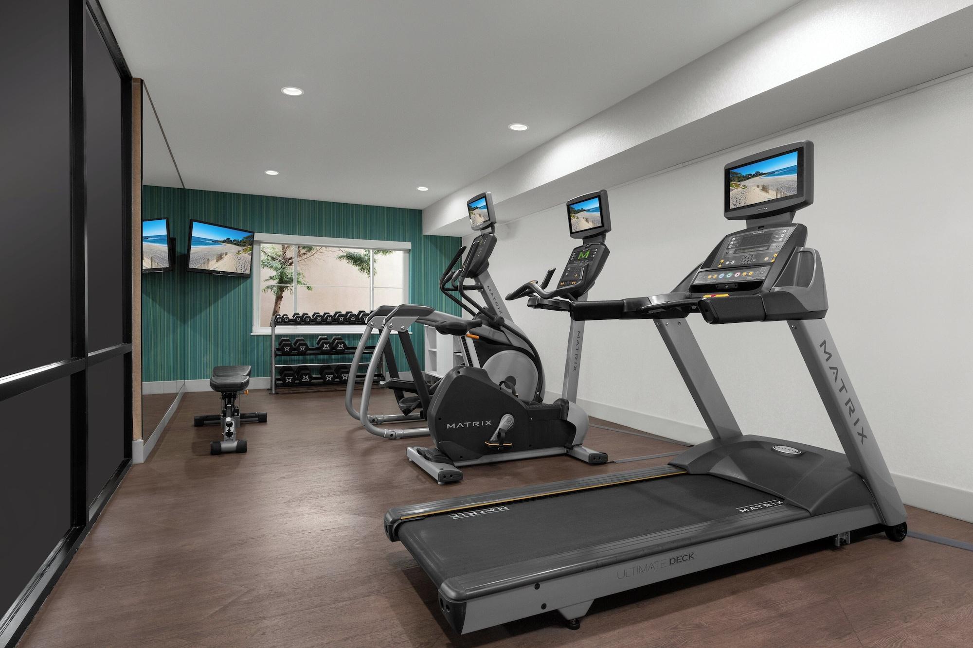 Gimnasio Holiday Inn Express Hotel & Suites Marina - State Beach Area by IHG