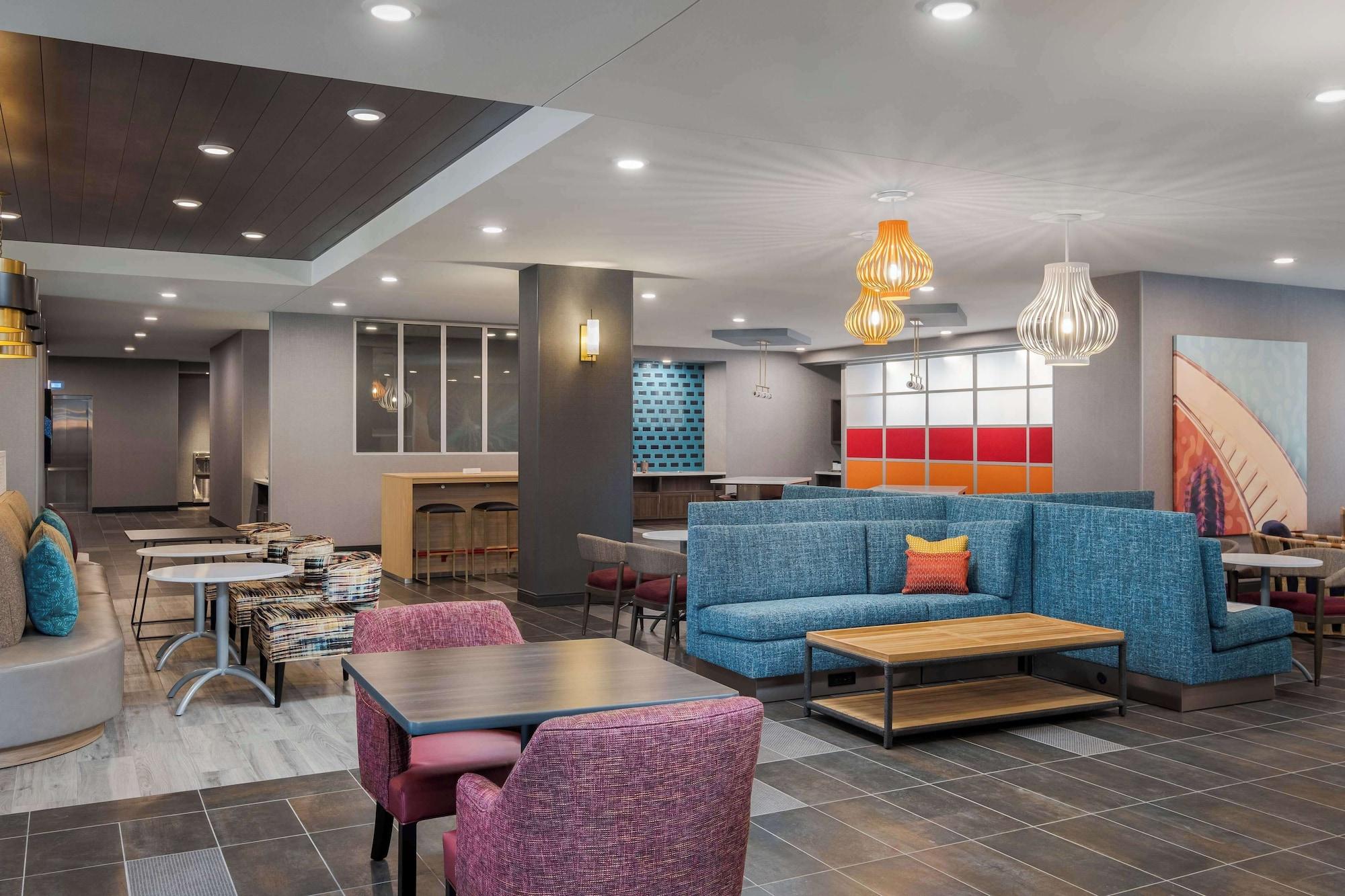 Vista Lobby Home2 Suites BY Hilton Phoenix Midtown