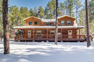 Alquiler Vacacional - 1 Mi to Lake: Chic Arizona Cabin w/ Large Porch!